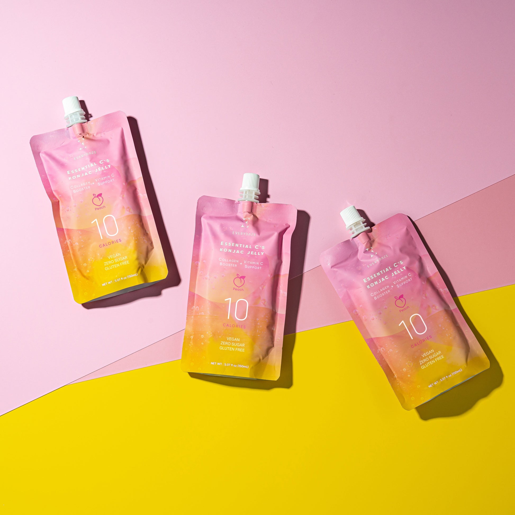 Veganski konjak jelly z okusom breskve, obogaten s kolagenom in vitaminom C na roza rumeni podlagi